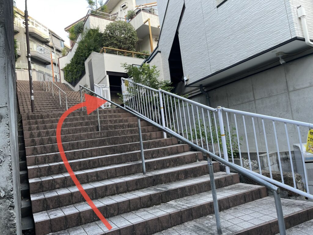 ティーラが入っている建物の横にある階段。1/3ほど登って右手の入り口に進む指示の矢印画像が貼り付けてあります。