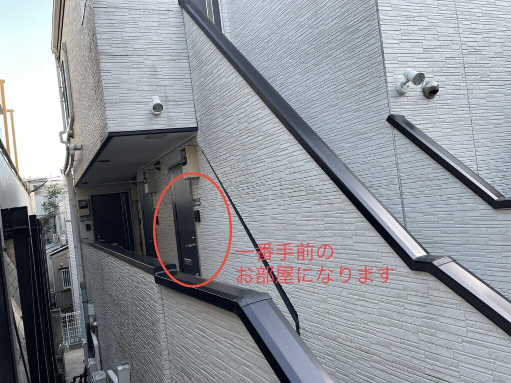 ティーラが入っている建物内通路。一番手前のお部屋のドアに赤枠画像が張り付けてあります。