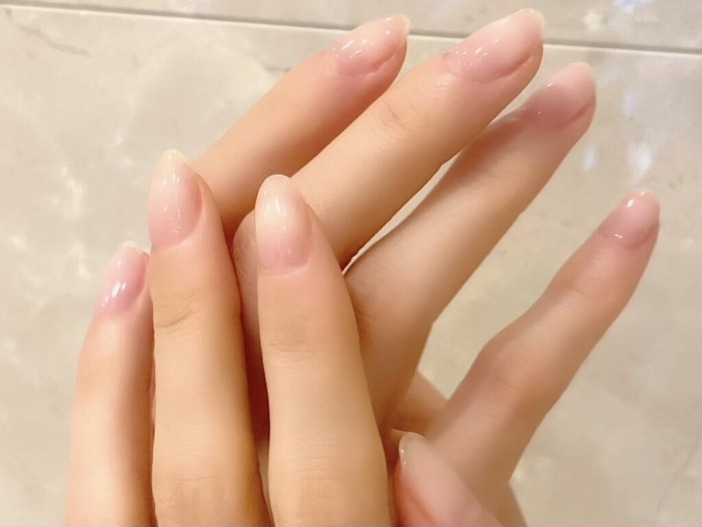 ハンドケアをして綺麗になった手の写真